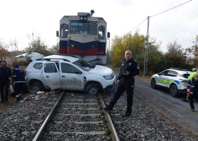 Yük treni otomobile çarptı: İki yaralı