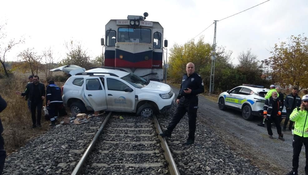 Yük treni otomobile çarptı: İki yaralı